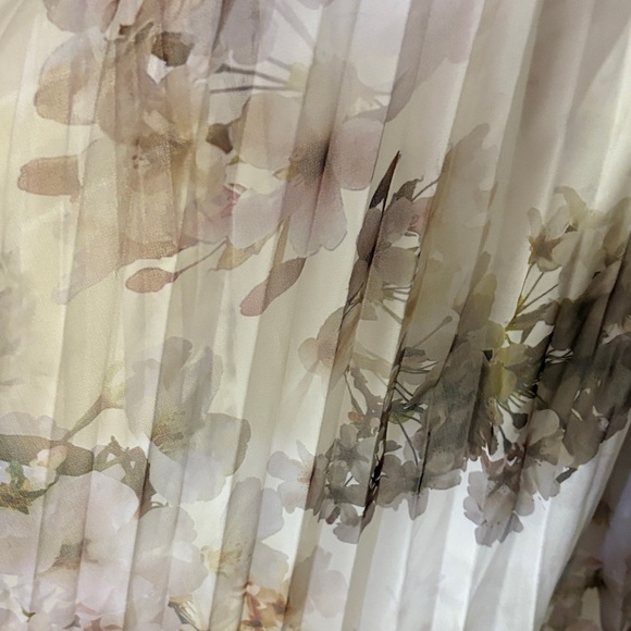 Ted Baker Pettraa Vanilla Pleat Dip Hem Dress In White floral, size 3 - Picture 10 of 12